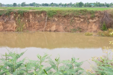Erosão causada pela retirada da mata ciliar nas proximidades de um rio