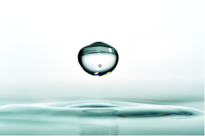 A tensão superficial explica o formato esférico da gota de água