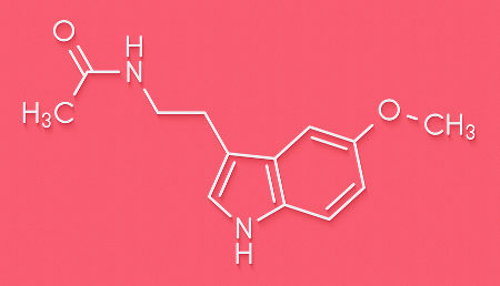 A melatonina é um hormônio produzido a partir do triptofano e derivado da serotonina