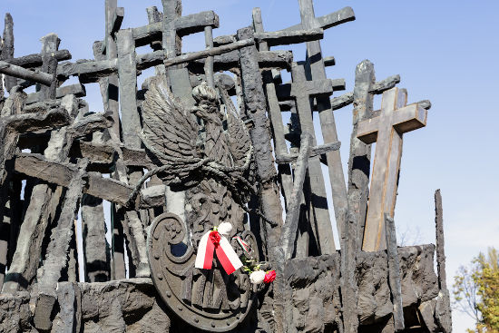 Memorial polonês em homenagem às vítimas de Katyn. Está localizado em Varsóvia, capital da Polônia *