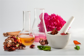 As fragrâncias dos perfumes eram inicialmente extraídas dos óleos essenciais de flores, plantas e animais