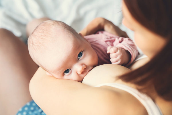 O aleitamento materno afeta positivamente a saúde do bebê e da mãe.