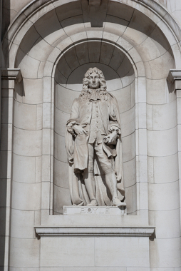 Estátua de cientista Robert Boyle