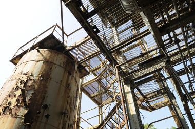 Parte da fábrica da Union Carbide que causou o maior desastre industrial em 1984, em Bhopal – Índia*
