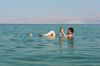 A alta densidade do Mar Morto permite que se flutue sobre ele sem problemas