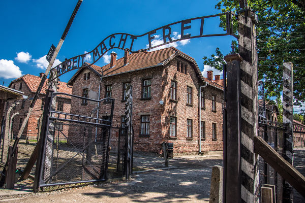 Portal que fica em uma das entradas de Auschwitz. Nele, está escrito: “o trabalho liberta”.