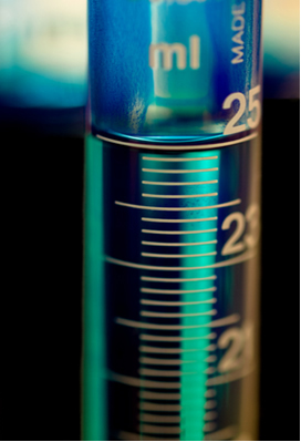 Cilindro graduado usado em laboratórios de química para medir o volume de líquidos e soluções